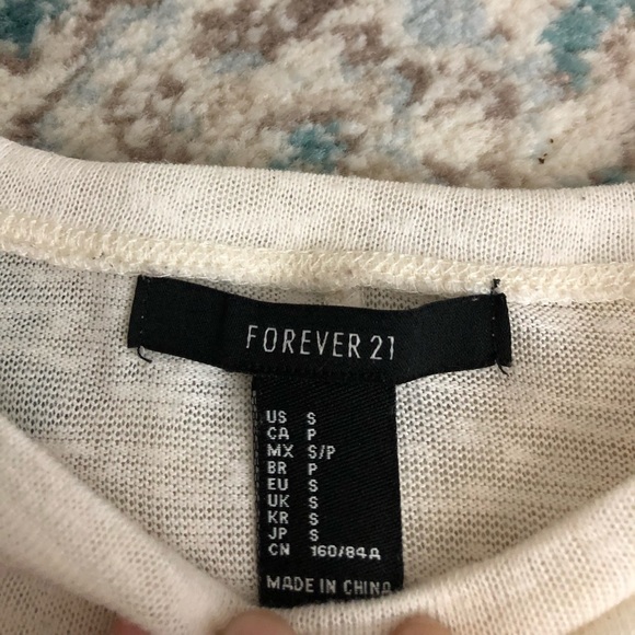 Adorable cream sweater with lace bottom details - Picture 2 of 2